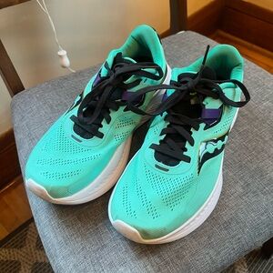 Women’s Saucony Guide Size 8
